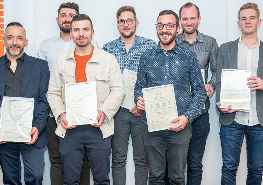 Les carrossiers-tôliers avec leur diplôme.