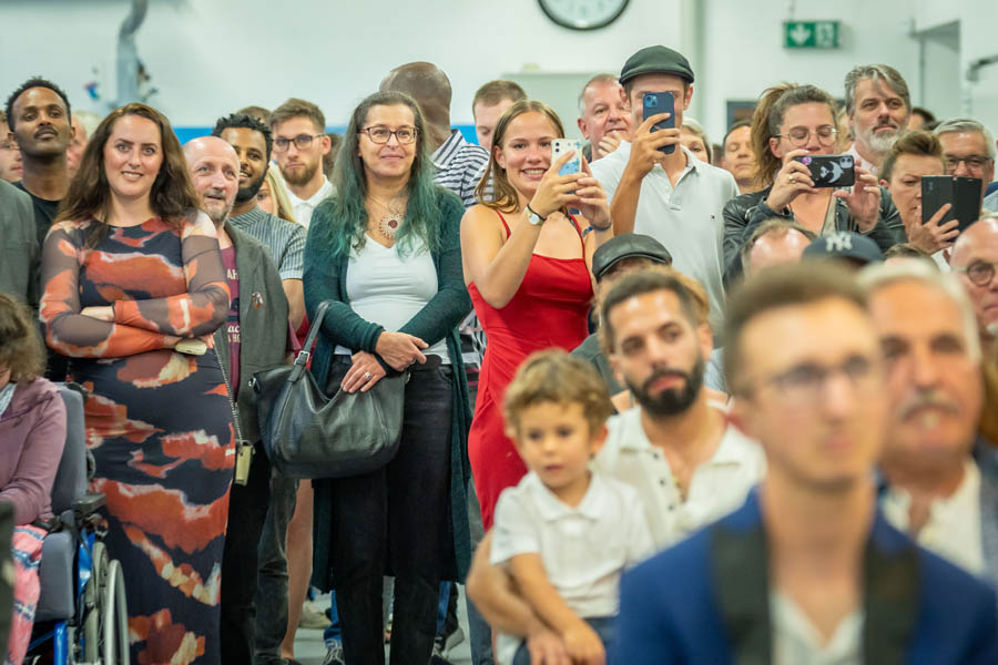Attention, souriez: à chaque hommage, le public sort son téléphone portable pour prendre des photos. 