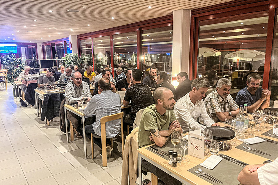 Après l’assemblée, la soirée s’est poursuivie à l’aérodrome de Sion, où . . . 