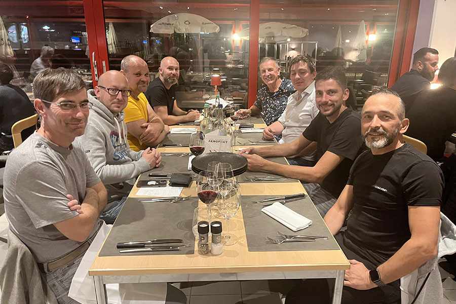 . . . les personnes présentes ont partagé un dîner et continué à discuter entre elles. 
