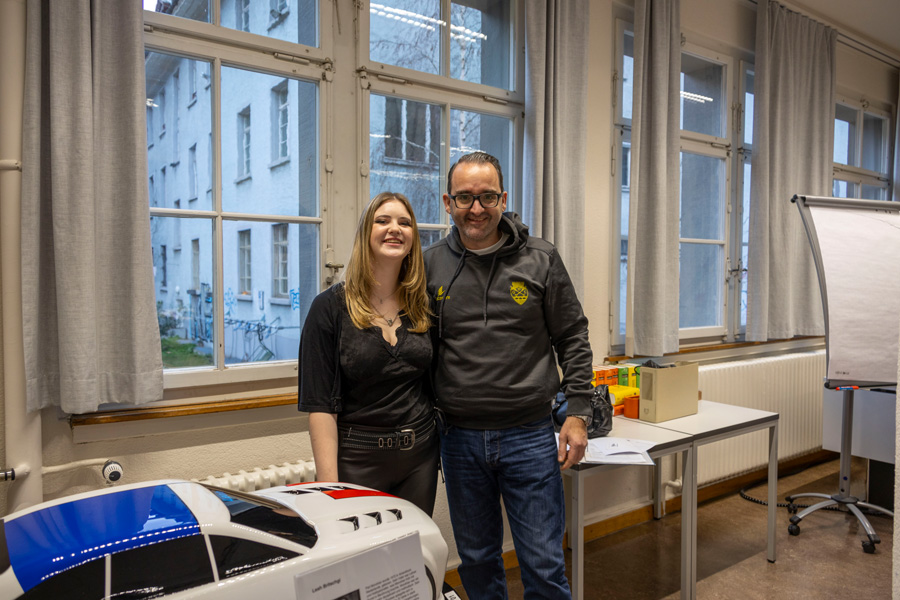 Avec sa Camaro, elle a fait rêver non seulement les experts, mais aussi le formateur d’apprentis José Da Cruz : Leah Britschgi de la société Emil Frey.