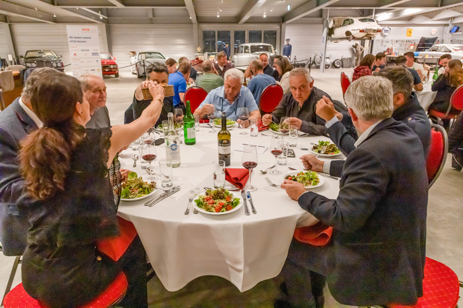 … qui ont ensuite cédé la place à un dîner convivial dans ce même lieu transformé en salon.