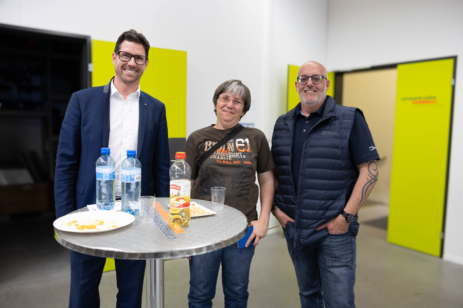 Échange d’expériences (de g. à d.) : Lars Guggisberg (directeur PME bernoises) Melanie Wälchli (conseillère de service chez Autohaus von Känel AG), Simon Marti (Carbesa).