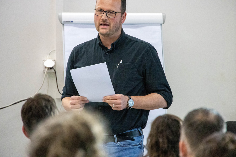 Critique et convaincant avec un discours de bienvenue percutant : le président de la section Adrian Bringold.