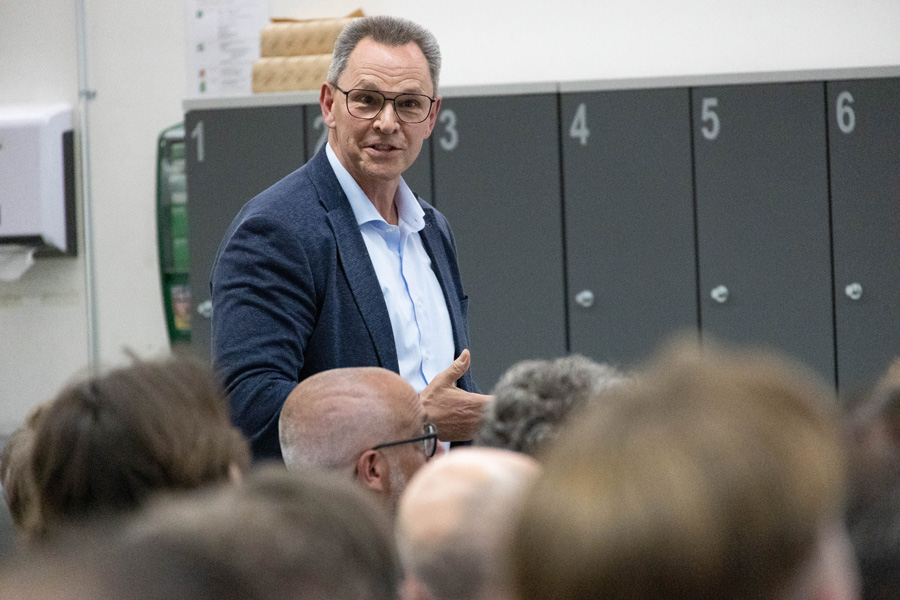 Urs May a profité de l’occasion pour parler ce soir du salon interne «Automotive Expo», organisé par Carbesa, Glas Trösch Autoglas et Rapid Autoglas.