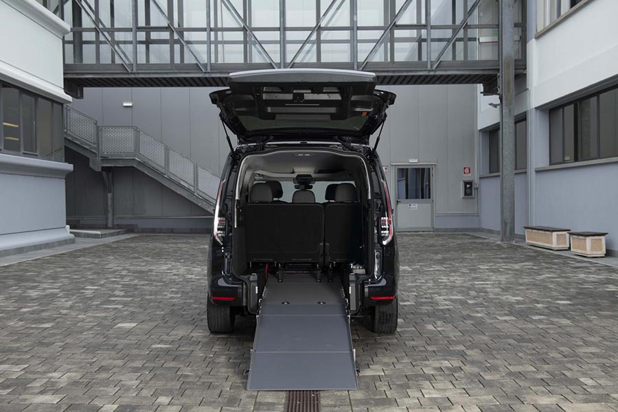 Outre le conducteur et le passager en fauteuil roulant, deux autres personnes peuvent prendre place dans le Caddy transformé.   Fotos: Focaccia Group