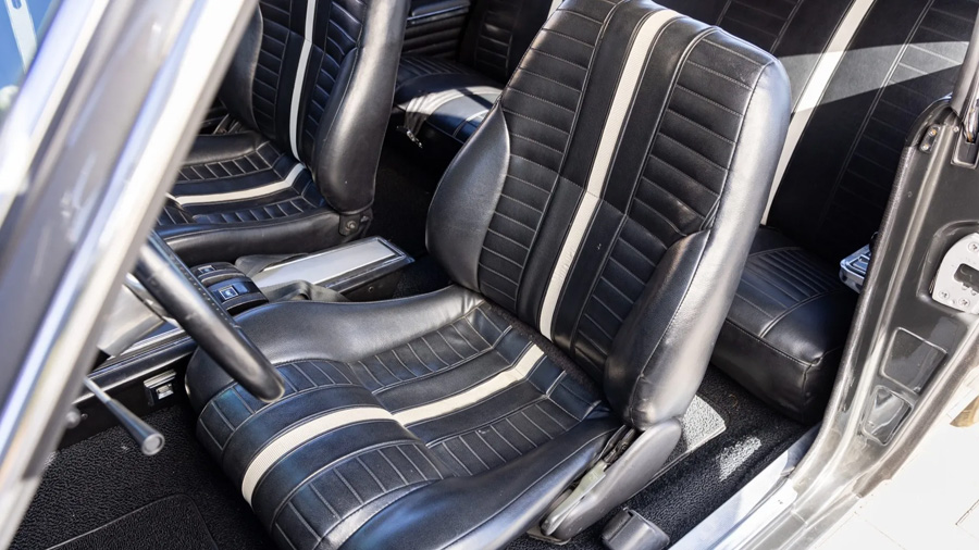  Les sièges en cuir noir avec des accents blancs allient confort et design intemporel pour un intérieur aussi élégant qu’accueill