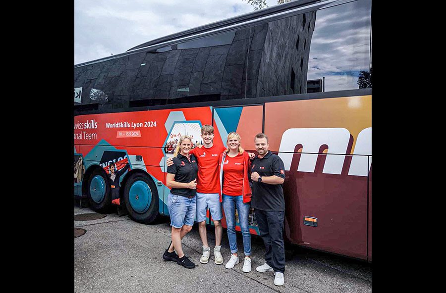 Après un arrêt technique, Marti les conduit en toute sécurité de Genève à Lyon (de gauche à droite) : Diana Schlup, Robin Taramarcaz, Lara Kaufmann, Pascal Lehmann.