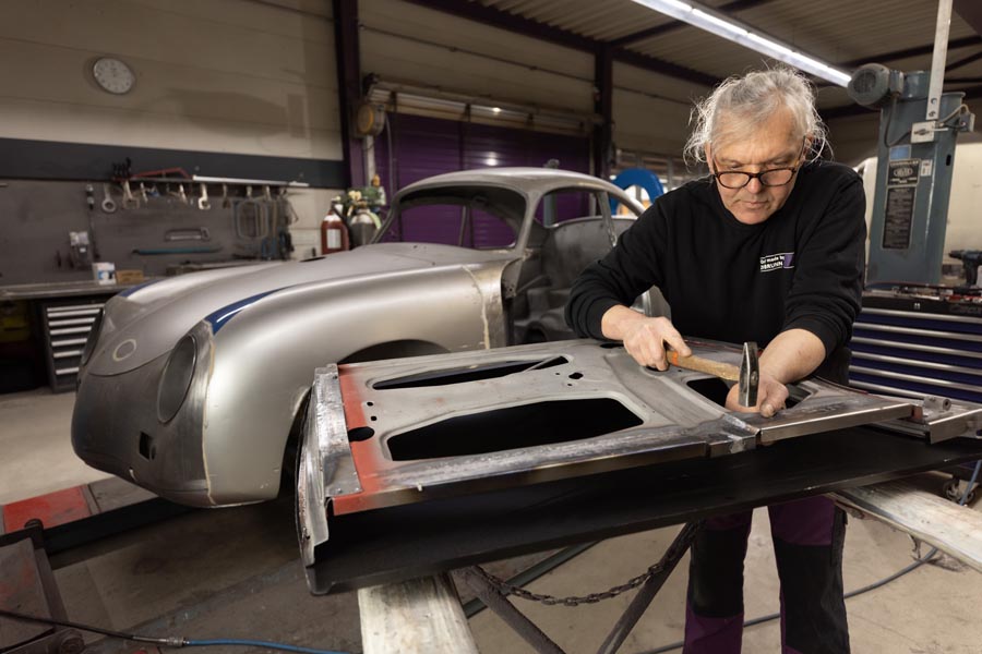 Très concentré: Giorgio Lados pendant les travaux de restauration de la Porsche 356 . . .