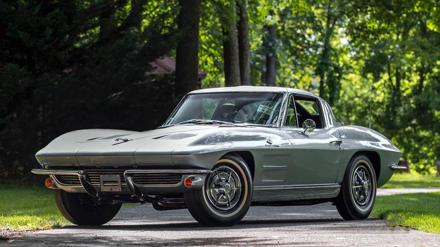 In «Sebring Silver» lackiert und etwa 250 000 Franken wert: Corvette Split-Window Coupé von 1963. Foto: Mecum Auctions