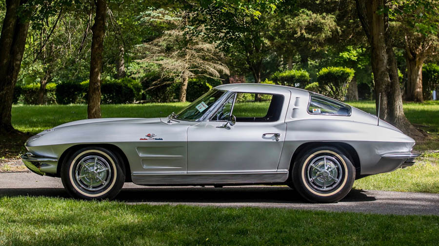 In «Sebring Silver» lackiert und etwa 250 000 Franken wert: Corvette Split-Window Coupé von 1963. Foto: Mecum Auctions