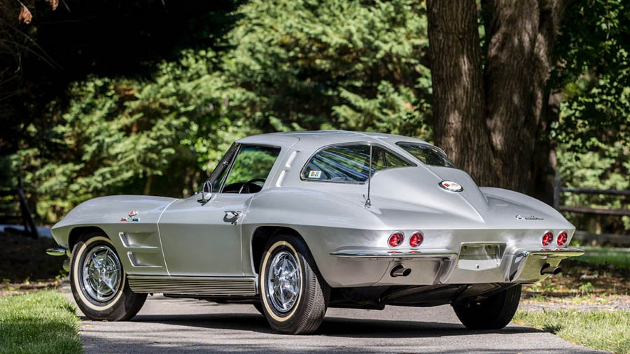 Split-Window: Das geteilte Fenster behindert die Sicht, weshalb die Produktion dieses Modells nach einem Jahr eingestellt wurde. Foto: Mecum Auctions