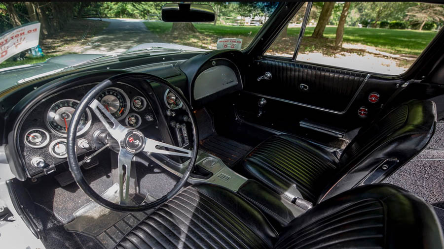 Restauriertes Interieur: Türverkleidungen, Teppiche und Dachhimmel sind neu. Foto: Mecum Auctions