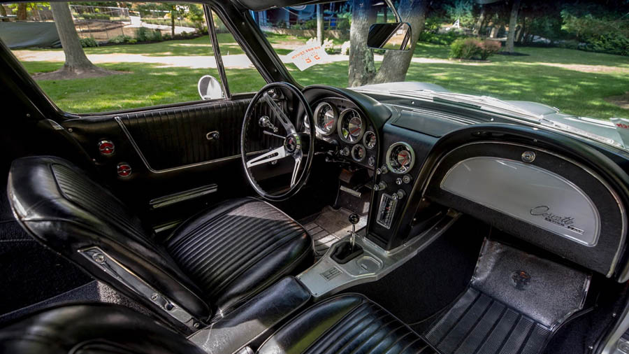 Restauriertes Interieur: Türverkleidungen, Teppiche und Dachhimmel sind neu. Foto: Mecum Auctions