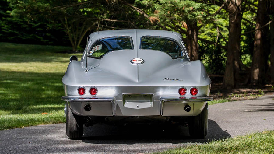 Split-Window: Das geteilte Fenster behindert die Sicht, weshalb die Produktion dieses Modells nach einem Jahr eingestellt wurde. Foto: Mecum Auctions