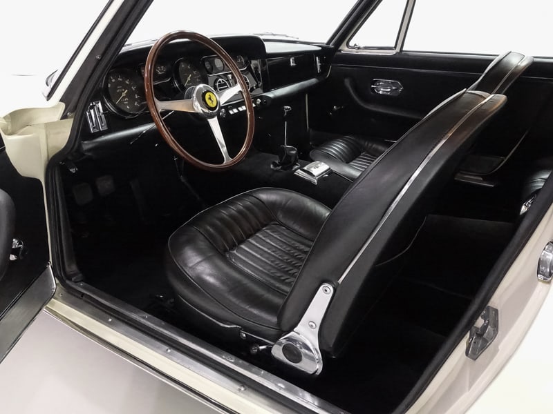 Der von Pininfarina gestylte und Enzo Ferrari gefahrene «330 GT 2+2» steht für rund 490 000 Franken zum Verkauf. 