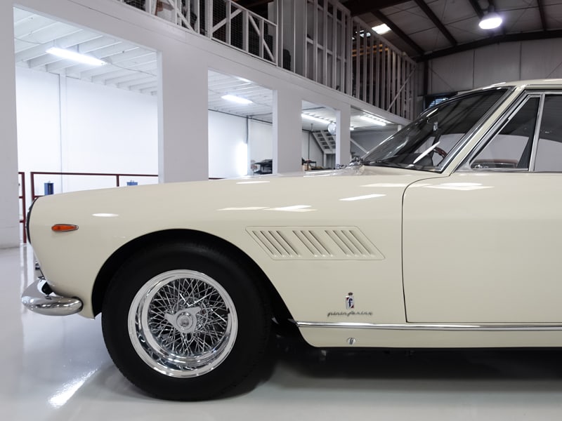 Der von Pininfarina gestylte und Enzo Ferrari gefahrene «330 GT 2+2» steht für rund 490 000 Franken zum Verkauf. 