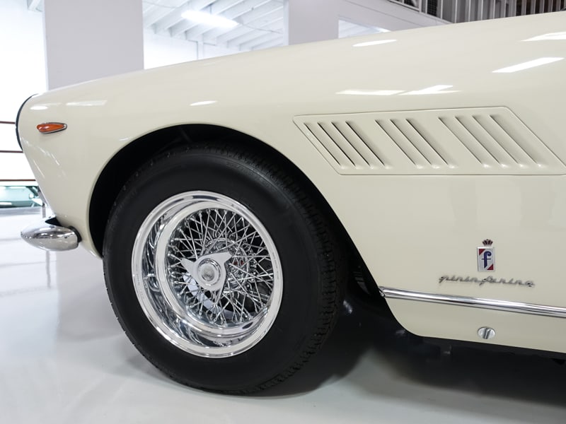 Der von Pininfarina gestylte und Enzo Ferrari gefahrene «330 GT 2+2» steht für rund 490 000 Franken zum Verkauf. 