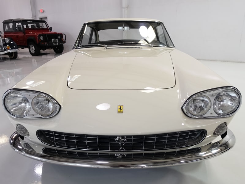 Der von Pininfarina gestylte und Enzo Ferrari gefahrene «330 GT 2+2» steht für rund 490 000 Franken zum Verkauf. 