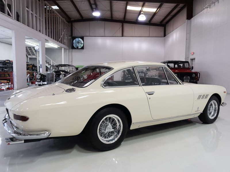 Der von Pininfarina gestylte und Enzo Ferrari gefahrene «330 GT 2+2» steht für rund 490 000 Franken zum Verkauf. 
