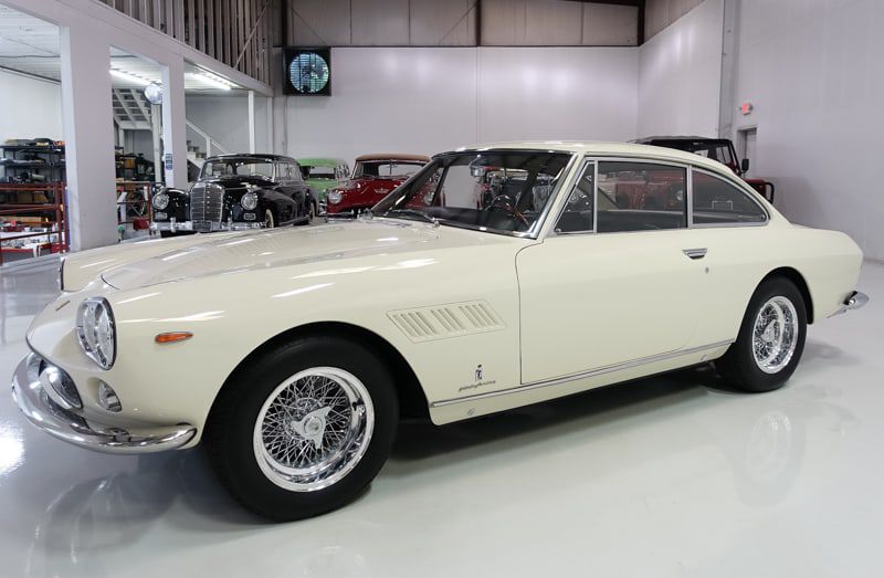 Der von Pininfarina gestylte und Enzo Ferrari gefahrene «330 GT 2+2» steht für rund 490 000 Franken zum Verkauf. 