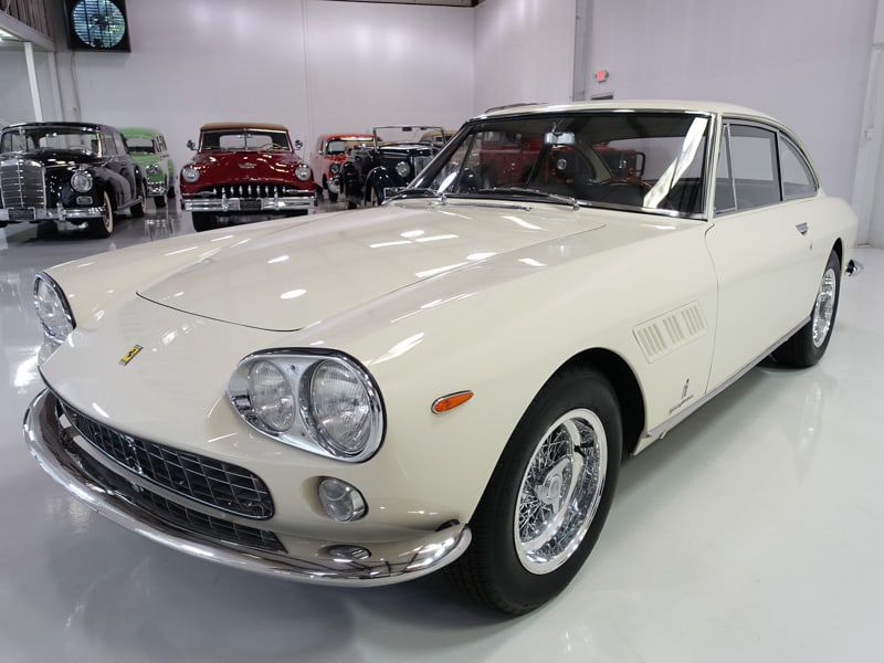 Der von Pininfarina gestylte und Enzo Ferrari gefahrene «330 GT 2+2» steht für rund 490 000 Franken zum Verkauf. 
