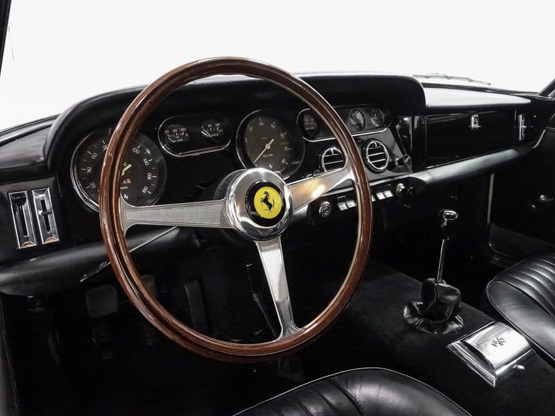 Der von Pininfarina gestylte und Enzo Ferrari gefahrene «330 GT 2+2» steht für rund 490 000 Franken zum Verkauf. 