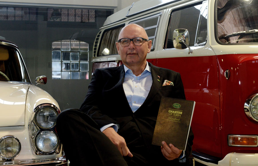 Jürgen Book und die «Charta von Turin»: Wie ein Oldtimer angemessen zu bewerten und wiederherzustellen ist, steht in diesem Buch. 