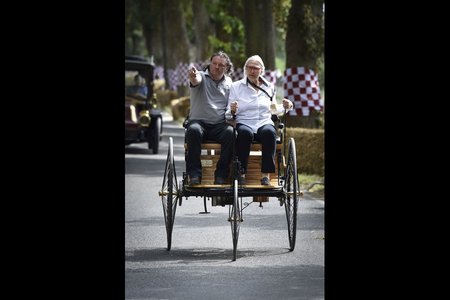 Patent-Motorwagen von Benz (Replika) aus dem Jahre 1886. Am Steuer: Jutta Benz, Urenkelin von Carl und Bertha Benz. 