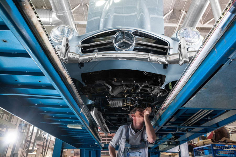 Sezialisten am Werk: Bei der Oldtimer-Restaurierung macht den Experten vom Classic Center so schnell niemand etwas vor.