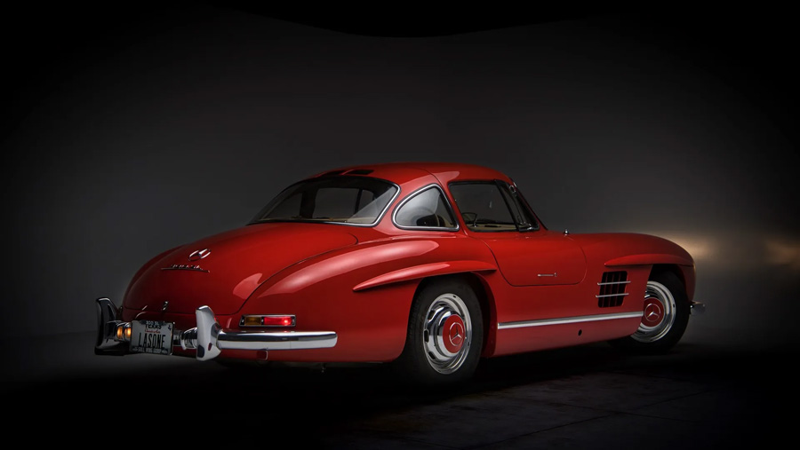  Ein Hauch von Rennsport, eine Prise Luxus und eine Flügeltür zum Abheben – wer wird diesen Traum der 50er-Jahre nach Hause fliegen? 