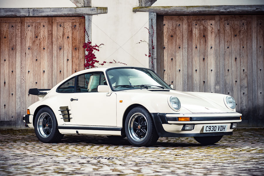 Der weisse Porsche 911 Turbo von 1985 ist lediglich 14 100 Meilen gefahren und soll den Gitarristen . . . 