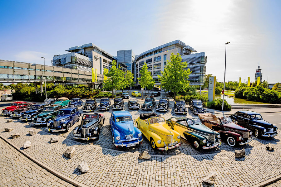 Zur Geburtstagparty trafen sich am Opel-Stammsitz in Rüsselsheim 25 tipptopp erhaltenen Kapitäne zu einer Jubiläumstour.