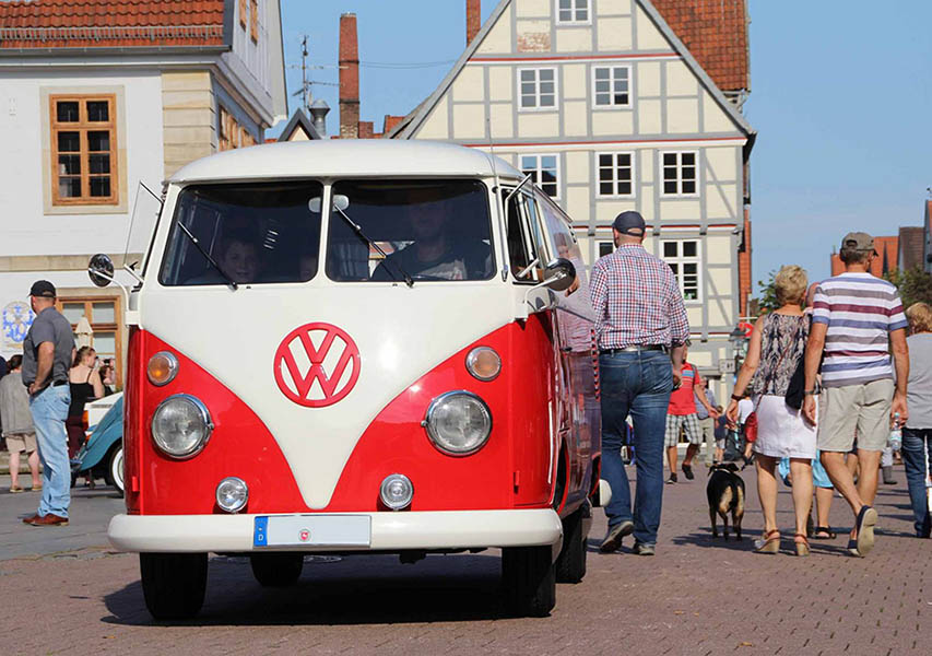 In Celle ist für jeden Autofan etwas dabei: Auch viele Klassiker wie dieser VW Bus . . . 