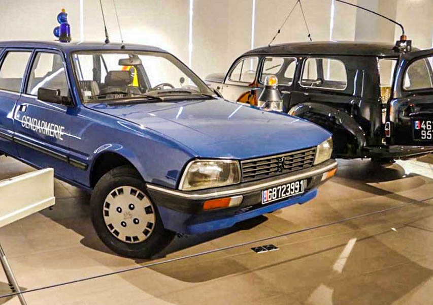 Das heute bekannte Blau der Gendarmerie wurde erst ab 1969 zur Standardfarbe.