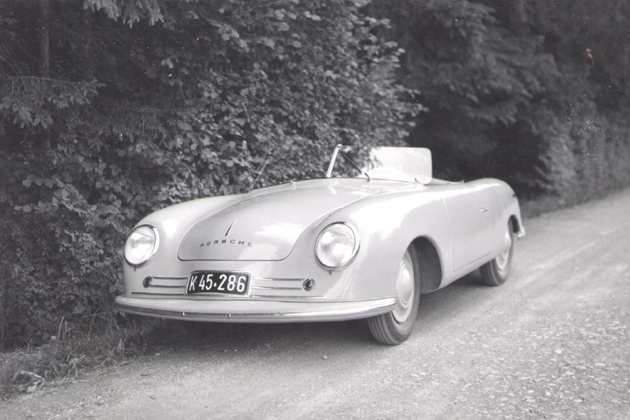 Kostete damals 7500 Franken: Porsche 356 Coupé «Nr.1», aufgenommen 1948 in der Umgebung von Winterthur/Tagelswangen.     Quelle: Archiv H. J. Bendel/Swiss Car Register