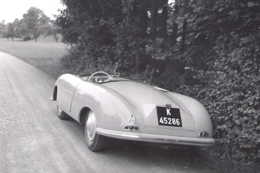 Kostete damals 7500 Franken: Porsche 356 Coupé «Nr.1», aufgenommen 1948 in der Umgebung von Winterthur/Tagelswangen.     Quelle: Archiv H. J. Bendel/Swiss Car Register
