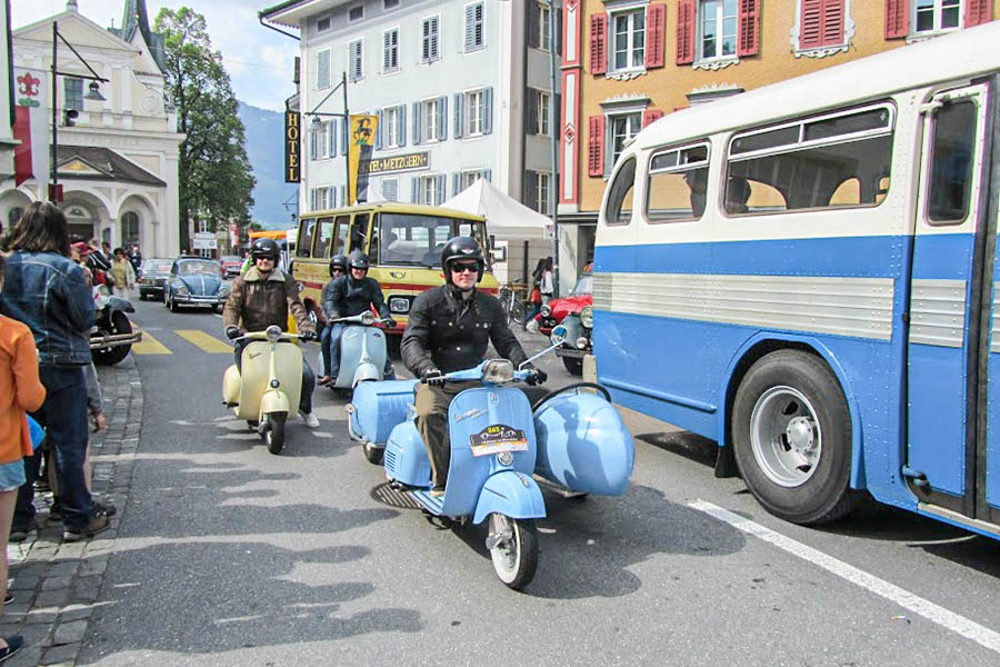 Natürlich fahren auch viele Vespas durch den Dorfkern.