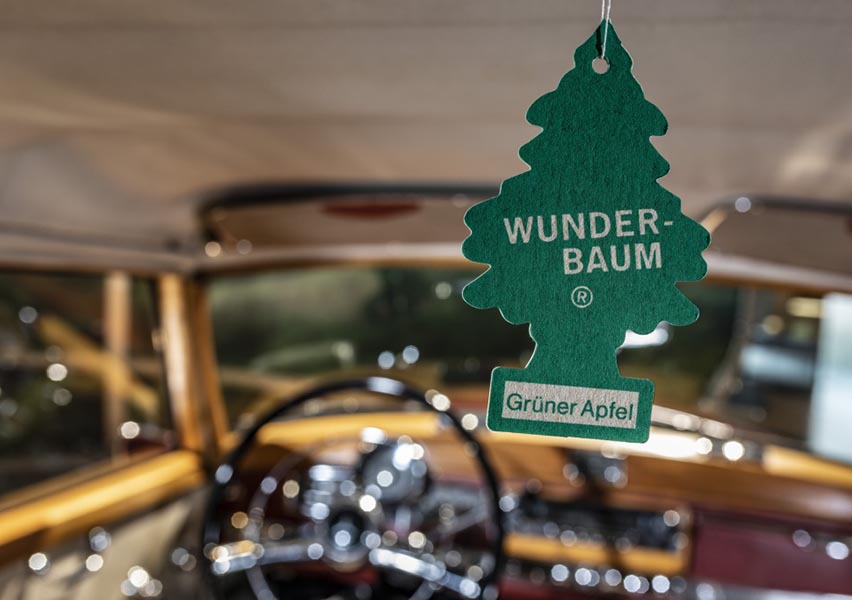 Präsentationsschaufenster: Der Platz am Innenspiegel nahe der Windschutzscheibe ist der ideale Ort. 