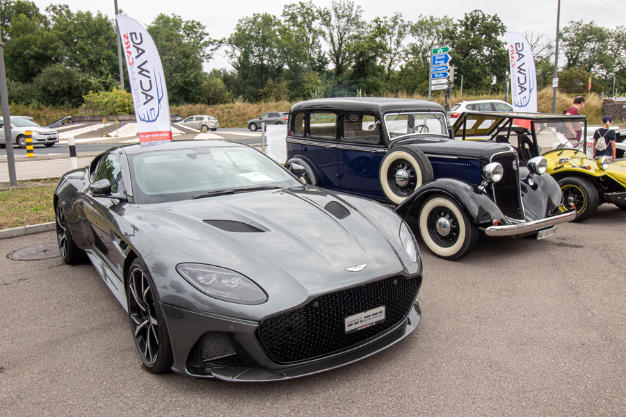 Zwei gegensätzliche Autos: Aston Martin DBS Superleggera (725 PS, CHF 220’000) und ein Vorkriegs-Plymouth aus den 30er Jahren.
