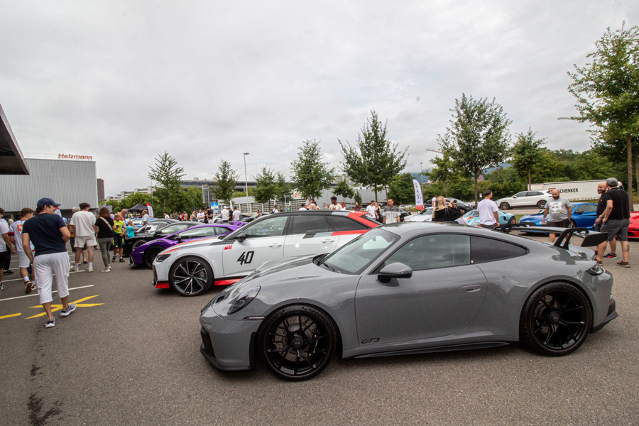 Porsche 911 GT3 auf dem ACW AG-Gelände. Ein zeitloses Design, das seit Jahrzehnten unverändert bleibt – automobile Kunst.