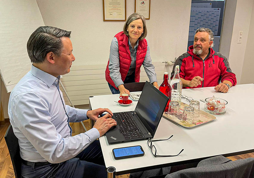 Richard Schöller bespricht mit Silvia und Rolf Brand die Vorteile des Netzwerkes «Certified First Switzerland».