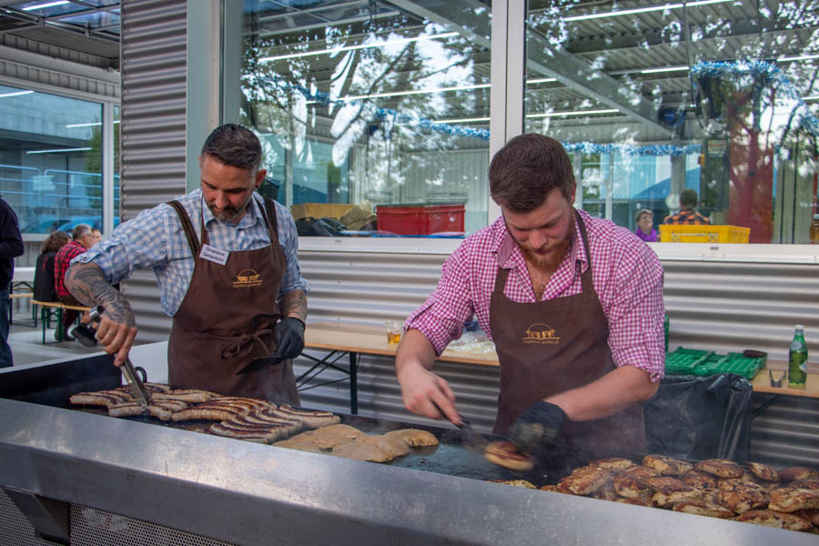 Machen einen Top-Job hinter dem Grill: Die Teammitglieder von der Carrosserie Bringold. 