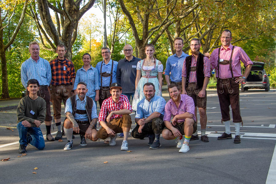 Bald geht der Event los: Das Bringold-Team zusammen mit Chef Adrian Bringold (stehend, rechts). 