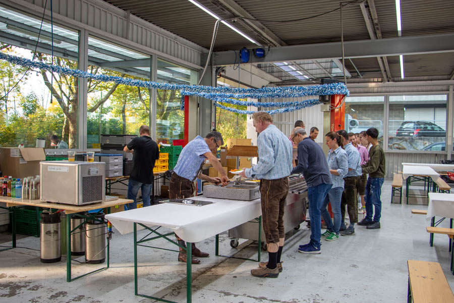 . . . Anlass und das Team bei der Verpflegung an der «Fassstrasse» in der Werkstatt. 