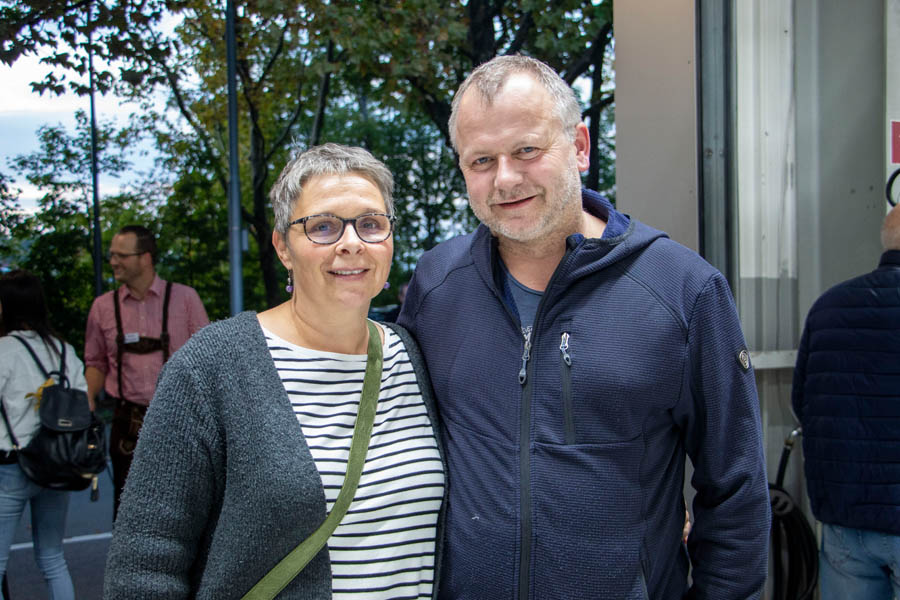 Sind happy und freuen sich auf die WM mit Sohn Dominik in der Hauptrolle: Karin und Fritz Bartlome (Bartlome AG, Rüschegg BE).