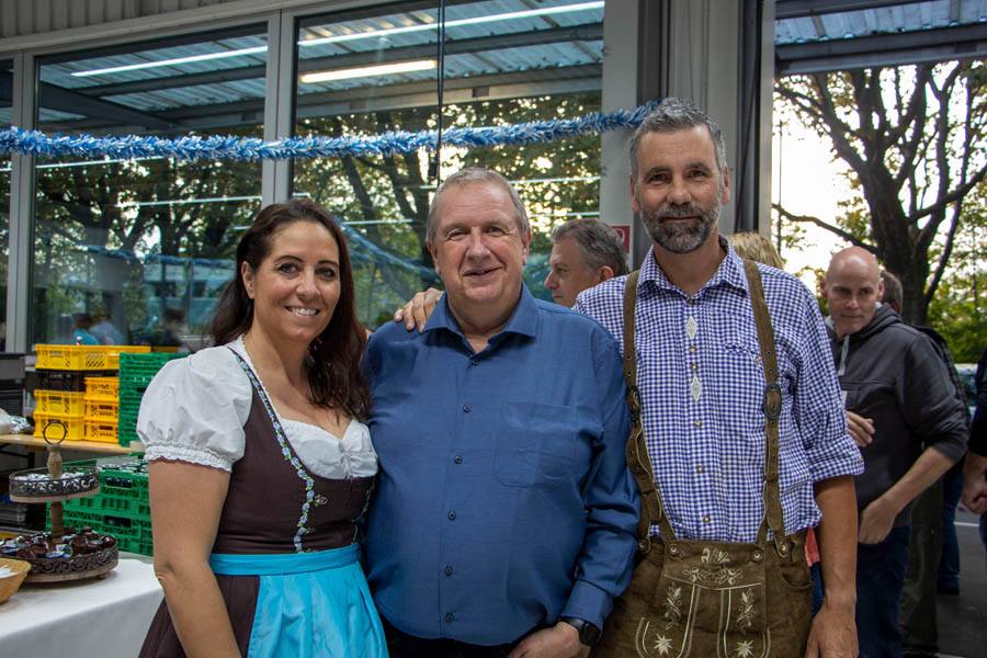 Hielten am Stammtisch lange durch: Bruno Moser (Mitte) mit Patric Nägelin (Blutech AG) und Partnerin Sandra. 