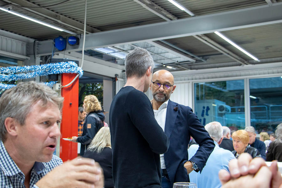 Gab Adrian Bringold, seinem Team und dem Anlass die Ehre: Enzo Santarsiero (rechts).