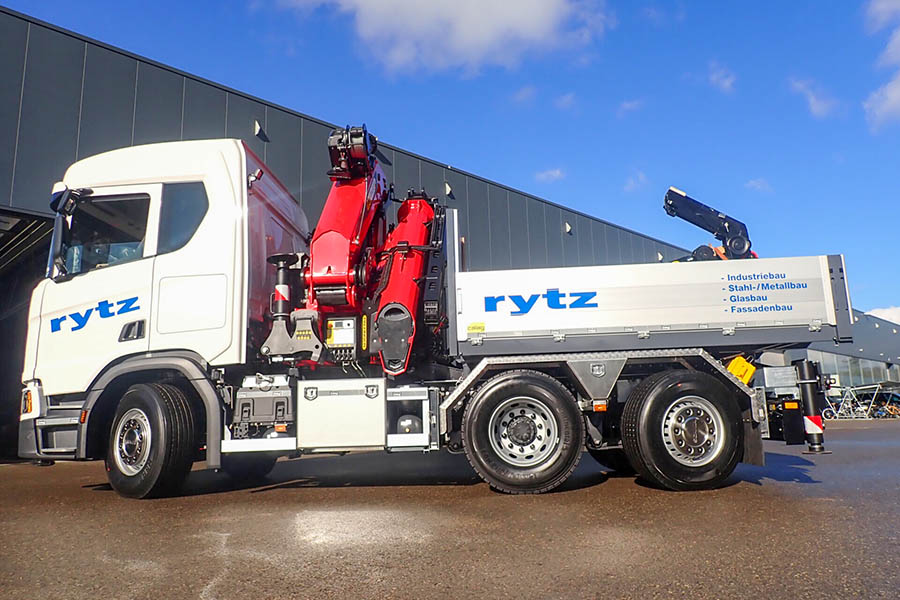 Für den Transport und die Montage ihrer Bauteile setzt die Rytz AG neu auf einen Scania-Lastwagen mit Kranaufbau.