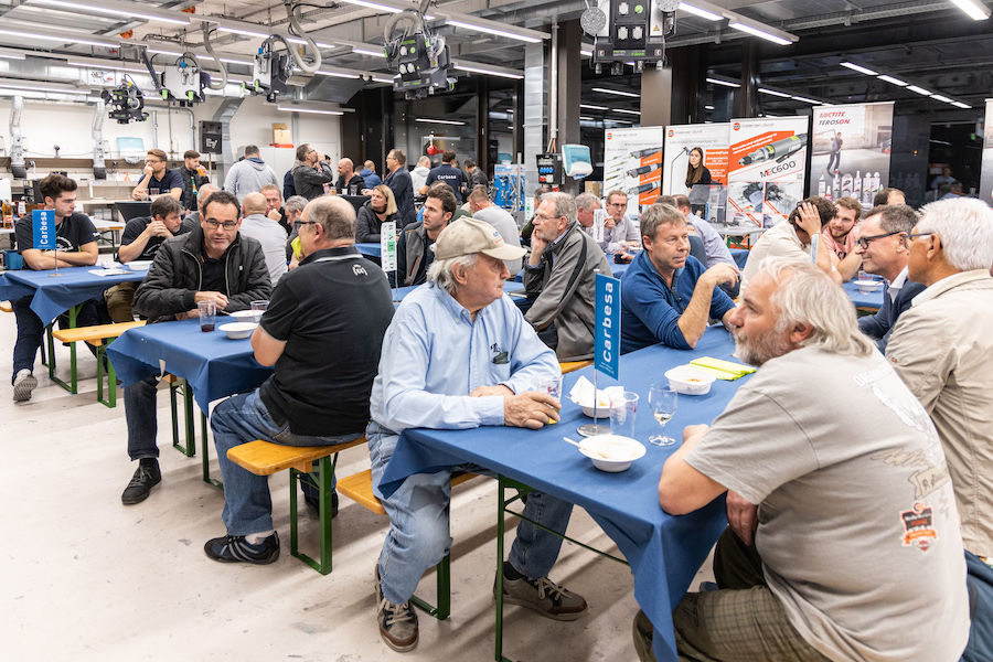 Erfahrungsaustausch und Verpflegung an der «Automotive Hausmesse» in Winterthur.
